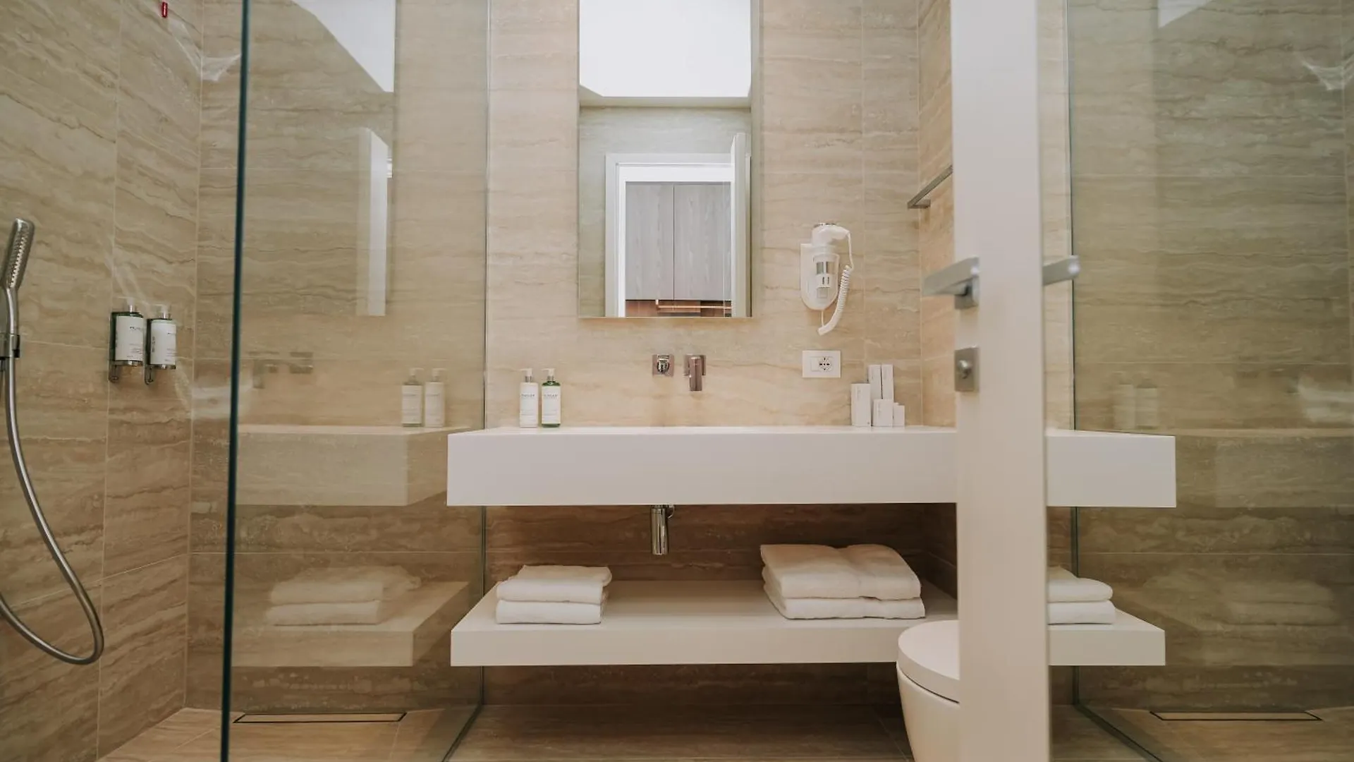 Magnus Hotel فلورا