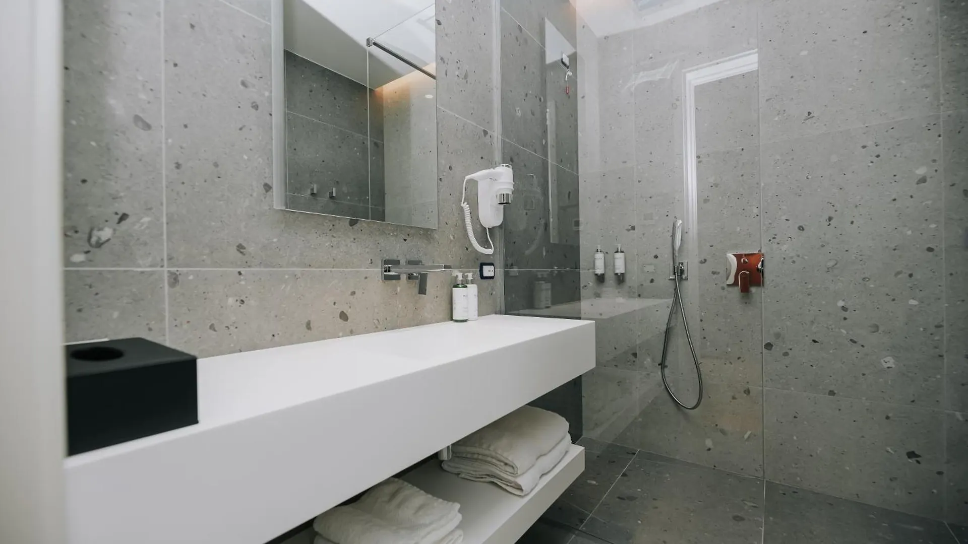 Magnus Hotel Vlorë 4*,